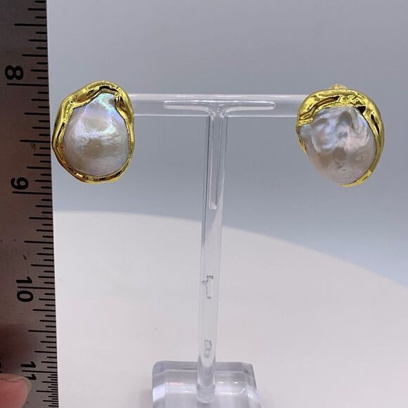 Earrings, real pearls, gold plate, large size, stud style, NWOT, updated classic - Picture 3 of 15
